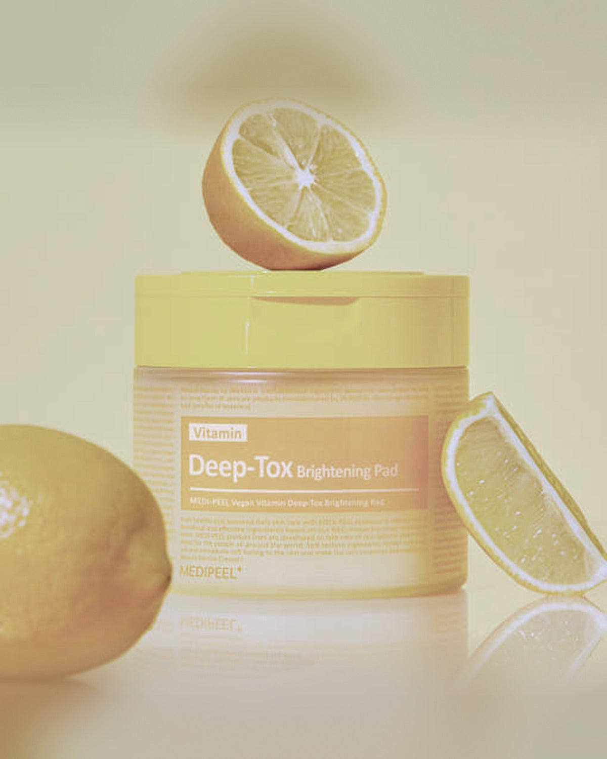 MEDIPEEL Vegan Vitamin Deep-Tox Brightening Pad 70pcs/270ml - tonal render